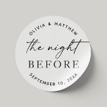 Minimalistisch repetitiediner | avond voor het scr ronde sticker<br><div class="desc">Voeg een modern, romantisch detail toe aan uw repetitiediner voor uw bruiloft met deze elegante zwart-witte ronde sticker met de uitdrukking "The Night Before" in een stijlvol lettertype. Dit minimalistische ontwerp tegen een witte achtergrond is ideaal voor casual, boho- of moderne huwelijksthema's. Gebruik als een gunsttag, envelopzegel of welkomsttas-sticker om...</div>