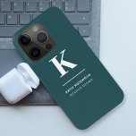 Minimalistisch roken Groene Moderne Initiaal iPhone 15 Pro Case<br><div class="desc">Een minimalistisch verticaal ontwerp in een elegante stijl met een schemergroene eigenschapkleur en een groot typografisch initiaal monogram. De tekst kan gemakkelijk voor een ontwerp worden aangepast zo uniek zoals u bent!</div>