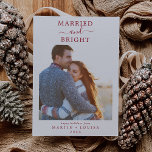 Minimalistisch rood gehuwd en foto van heldere Pas Feestdagenkaart<br><div class="desc">Deze minimalistische roodgehuwde en felle nieuwgehuwde fotovakantiekaart is de perfecte eenvoudige feestelijke groet voor een pas gehuwd paar. Het ontwerp kenmerkt klassieke rode en witte typografie die met een robuuste maar elegante manuscriptdoopvont met hand letterlijke stijl in paren wordt gerangschikt.</div>