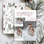 Minimalistisch rood getrouwd en vrolijk Pas getrou Feestdagenkaart<br><div class="desc">Introductie van onze prachtige nieuwe Minimalist Red Married and Merry Pas getrouwd Photo Holiday Kaart: een modern design met elegante typografie en drie gekoesterde trouwfoto's, in feestelijk rood en wit. De minimalistische voorkant wordt aangevuld met een warm, feestelijk waterverf botanisch patroon op de rug, met groen, eucalyptus, dennenappels en bessen....</div>