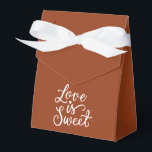 Minimalistisch roodkleurig trouwfeest bedankdoosjes<br><div class="desc">Het ontwerp heeft een roestrood achtergrond en witte tekst.</div>