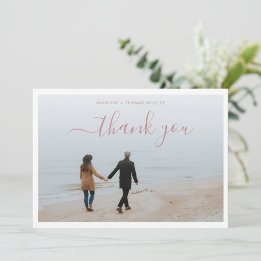 Minimalistisch Roos script met 2 foto's bruiloft Bedankkaart (Staand voorkant)