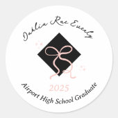 Minimalistisch roze Pet en boog Afstuderen Ronde Sticker (Voorkant)