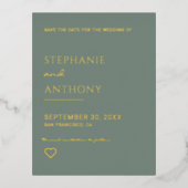 Minimalistisch Sage Green and Gold Heart Wedding Folie Uitnodiging Briefkaart (Voorkant)