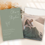 Minimalistisch Sage Green Romantic Photo Wedding Kaart<br><div class="desc">Een eenvoudig minimalistisch handgeschreven typografisch manuscript met een romantisch kolibriespaar maakt dit ontwerp tot een standout voor om het even welk thema van de trouwplaats. Pas eenvoudig uw belangrijke gegevens aan op de voorzijde en uw foto- en monogram op de achterzijde.</div>