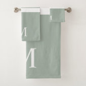 Minimalistisch Sage Green White Stripes Monogram Bad Handdoek (Insitu)