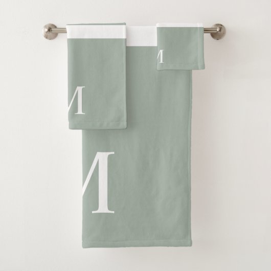 Minimalistisch Sage Green White Stripes Monogram Bad Handdoek (Insitu)