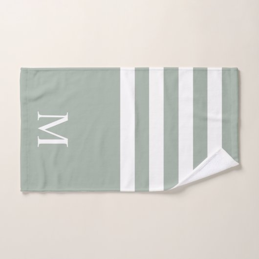 Minimalistisch Sage Green White Stripes Monogram Bad Handdoek (Handdoek)