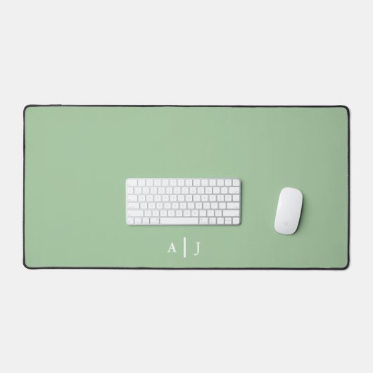 Minimalistisch Sage Groen Twee Monogram Kantoor Bureaumat (Keyboard & Muis)