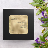 minimalistisch schoonheidsproduct zwart op goud vierkante sticker