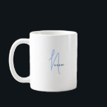 Minimalistisch script | Aangepaste monogram en naa Koffiemok<br><div class="desc">Aangepast script monogram naam elegant chic mok. Een eenvoudig en modern ontwerp in navyblauw,  lichtblauw en witte kleur met handgeschreven kalligrafie voor een elegante en koele uitstraling. Maak je eigen gepersonaliseerde milieuvriendelijke cadeaus. Elk lettertype,  elke kleur,  geen minimum.</div>