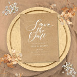 Minimalistisch script bijtend Kraft Save the Date Aankondigingskaart<br><div class="desc">Dit minimalistisch sparen de datumkaart kenmerkt een elegant manuscript sparen de datum boven uw details die in elegante typografie op een rustic kraft achtergrond worden geplaatst. Ontworpen door: Thisnotme©</div>