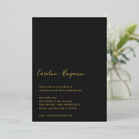 Minimalistisch Script Black Modern Wedding Gold Folie Uitnodiging (Staand Voorkant)
