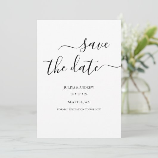 Minimalistisch script bruiloft bewaar de datumkaar save the date (Staand voorkant)