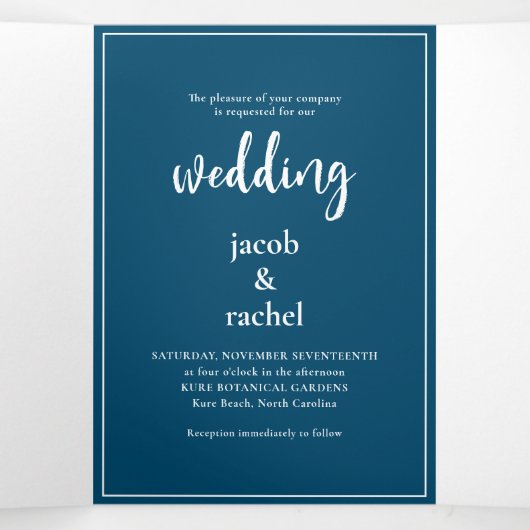 Minimalistisch script donkerblauw en withuwelijk drieluik uitnodiging (Binnenkant midden)