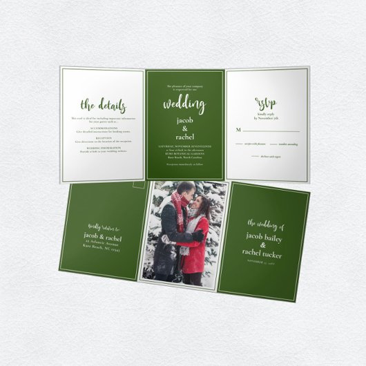 Minimalistisch script donkergroen en wit huwelijk drieluik uitnodiging