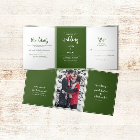 Minimalistisch script donkergroen en wit huwelijk drieluik uitnodiging