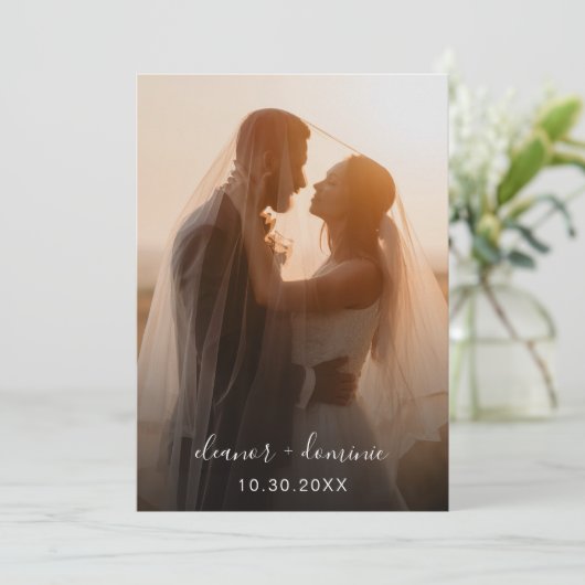 Minimalistisch Script Dusty Blue Photo Wedding Kaart (Staand voorkant)