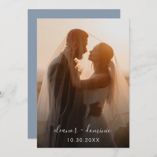Minimalistisch Script Dusty Blue Photo Wedding Kaart (Voorkant / Achterkant)