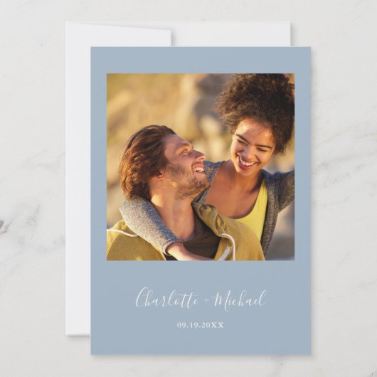 Minimalistisch Script Dusty Blue Photo Wedding Kaart (Achterkant)