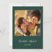 Minimalistisch script Emerald Green Photo Wedding Kaart (Achterkant)