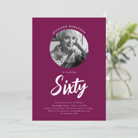 Minimalistisch script foto 60e verjaardag magenta kaart (Staand voorkant)