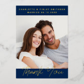 Minimalistisch script gepersonaliseerd trouwtrouwk folie feestdagenkaart (Voorkant)