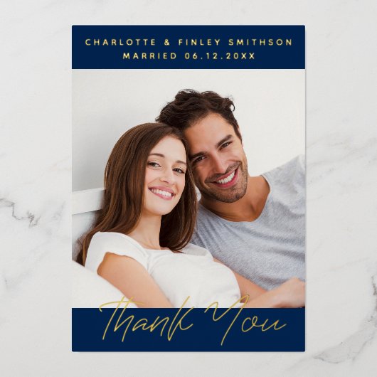 Minimalistisch script gepersonaliseerd trouwtrouwk folie feestdagenkaart (Voorkant)