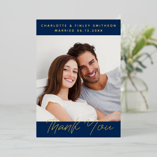 Minimalistisch script gepersonaliseerd trouwtrouwk folie feestdagenkaart (Staand Voorkant)