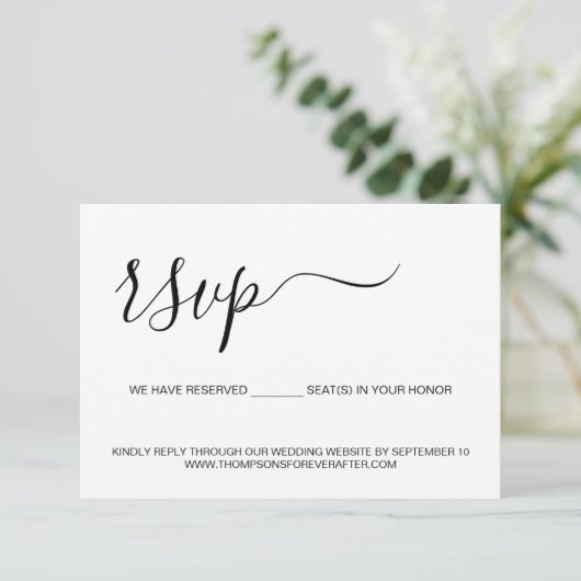 Minimalistisch script Gereserveerde Seat Wedding W RSVP Kaartje (Staand voorkant)