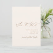 Minimalistisch Script Ivoor & Taan Foto Bruiloft Save The Date (Staand voorkant)
