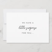 Minimalistisch script "Klein Surprise" Zwangerscha Aankondiging (Voorkant)