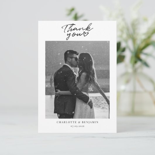Minimalistisch Script Koppels Bruiloft Foto Bedankkaart (Staand voorkant)