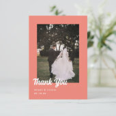 Minimalistisch Script Koraal Roze Trouwfoto Bedankkaart (Staand voorkant)