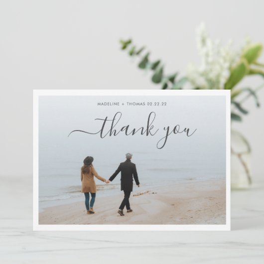 Minimalistisch script met 2 fotocollage bruiloft bedankkaart (Staand voorkant)
