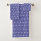 Minimalistisch script monogram Periwinkle Blue Bad Handdoek (Insitu)