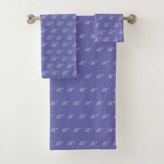 Minimalistisch script monogram Periwinkle Blue Bad Handdoek (Insitu)