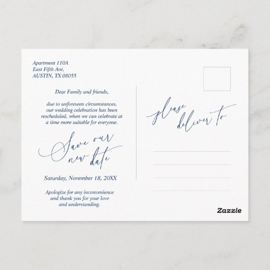 Minimalistisch script, Navy Blue, Wedding Postpone Briefkaart (Achterkant)
