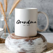 Minimalistisch script Oma Opgericht Jaar  Tweekleurige Koffiemok