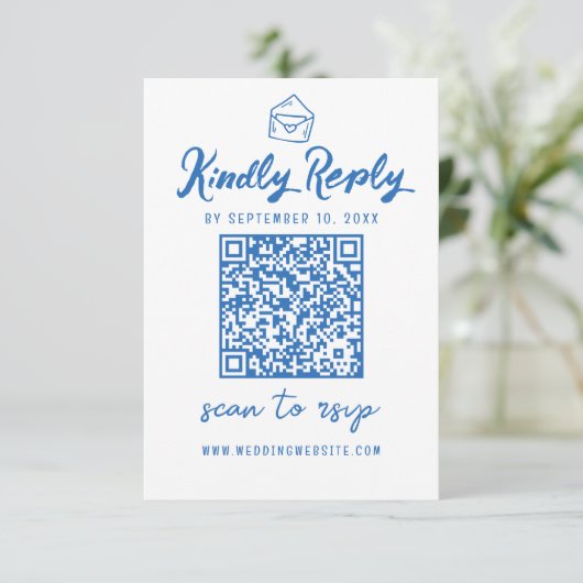 Minimalistisch script QR Code Blue Envelope Weddin RSVP Kaartje (Staand voorkant)
