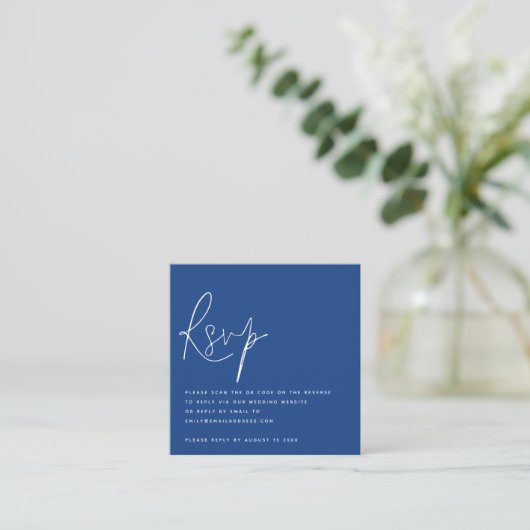 Minimalistisch Script QR Code Bruiloft Blauw RSVP Informatiekaartje (Staand voorkant)