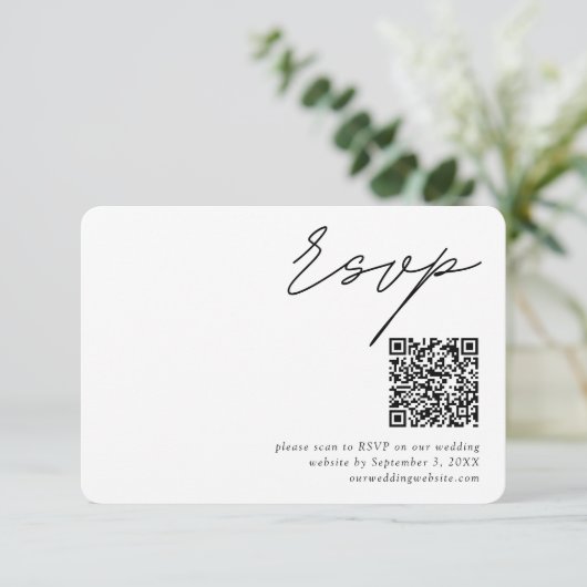 Minimalistisch Script QR Code Bruiloft Klein RSVP Informatiekaartje (Staand voorkant)