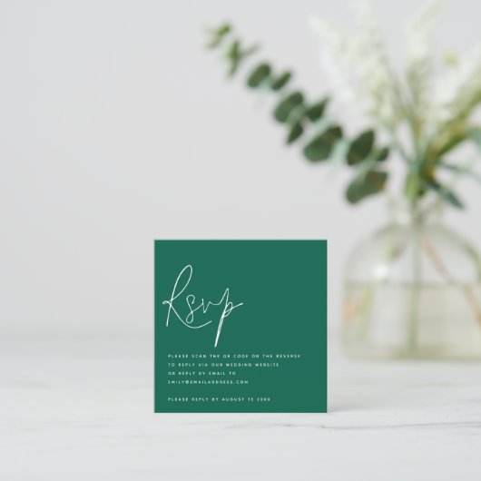 Minimalistisch Script QR Code Wedding Emerald RSVP Informatiekaartje (Staand voorkant)