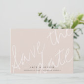 Minimalistisch Script Roze Beige Save the Date Kaa Kaart (Staand voorkant)