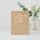 Minimalistisch script rustieke kraft save the date briefkaart (Staand voorkant)
