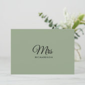 Minimalistisch Script Sage Green Mrs Surname Blank Bedankkaart (Staand voorkant)