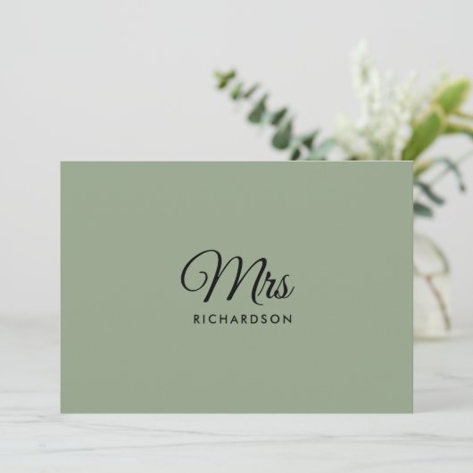 Minimalistisch Script Sage Green Mrs Surname Blank Bedankkaart (Staand voorkant)