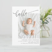 Minimalistisch Script Schattig Hallo Baby Twee Fot Aankondiging (Staand voorkant)