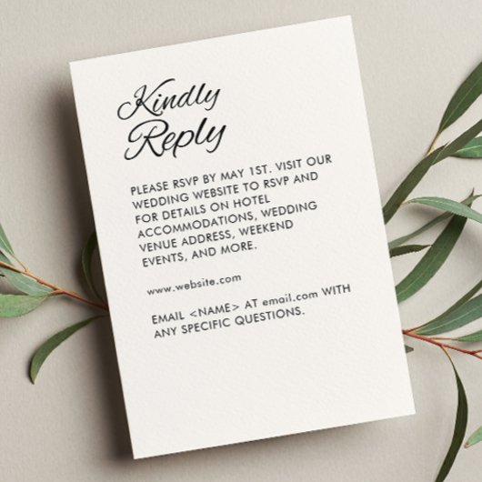 Minimalistisch Script Soft White Wedding RSVP Kaartje
