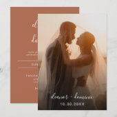Minimalistisch script Terracotta Photo Wedding Kaart (Voorkant / Achterkant)